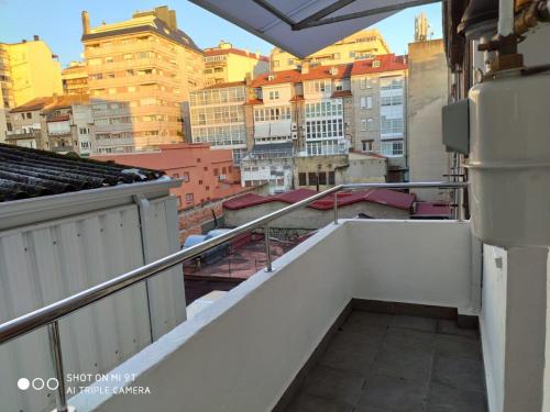 奥伦塞Villa Trabazos Abellas的从大楼的阳台上可欣赏到城市景观