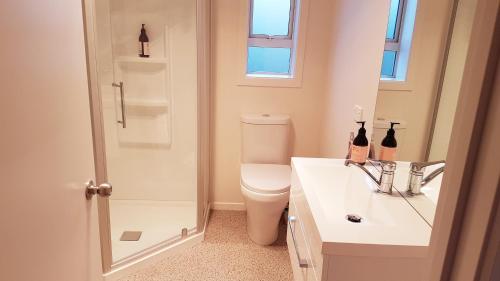 克莱德128 on Hazlett的浴室配有卫生间、盥洗盆和淋浴。
