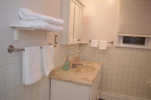 扬克斯La Casita Bonita Near NYC的浴室配有盥洗盆、镜子和毛巾