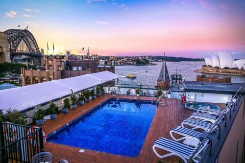 悉尼Sydney Harbour Hotel的游泳池位于大楼的屋顶,享有游泳池的景色