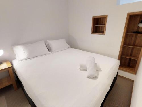 佩里舍峡谷Apartment 3 The Stables Perisher的卧室配有白色床和毛巾