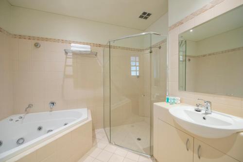 麦克拉伦谷塞拉菲诺麦克拉伦谷酒店的带浴缸、水槽和淋浴的浴室