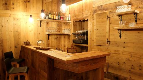 莫尔杰克斯Dada Mountain Hotel的小屋内的厨房设有木制酒吧