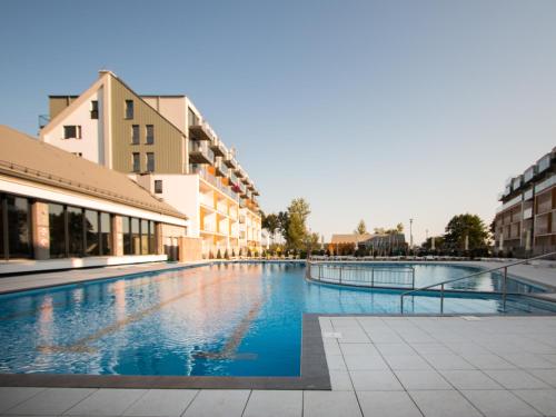 科沃布热格OnHoliday Apartamenty ulica Poleska的一座位于城市的游泳池