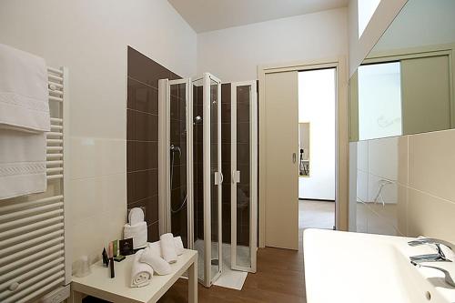 曼托瓦Hotel Leon D'Oro的带浴缸、水槽和镜子的浴室