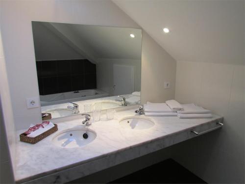绍塞列巴希雷亚尔宾馆的一间带两个盥洗盆和大镜子的浴室