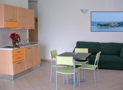 韦尔巴尼亚Tre ponti monolocale的厨房配有桌椅和沙发。
