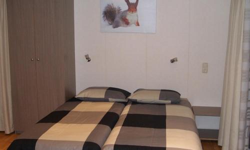 兰德赫拉夫沃特陀林营地旅馆的一间卧室配有一张带 ⁇ 子毯子的床