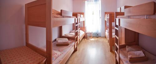 普拉HI Hostel Pula的一间设有一张双层床的房间