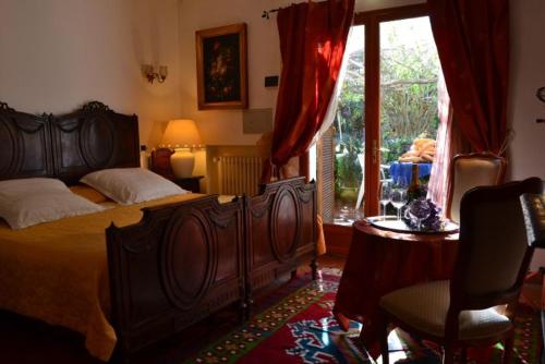 瓦莱克罗夏Agriturismo Terre di Mare Bordighera的一间卧室设有一张大型木床和一个窗户。