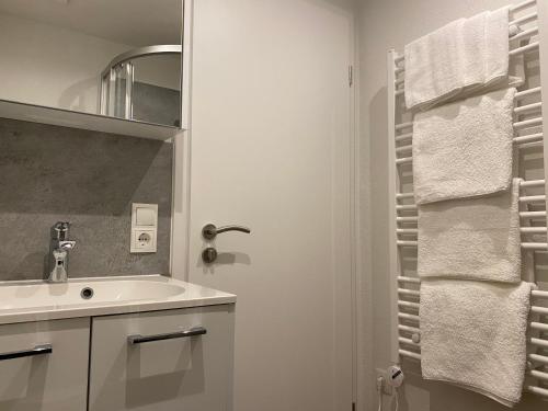 奥贝劳Kaiserblick Apartments的白色的浴室设有水槽和镜子