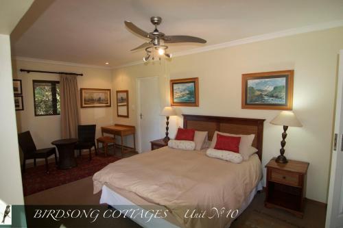 香槟谷Birdsong Cottages - 10 Poplar Drive - Bergview Estate的一间卧室设有一张床和一间客厅。