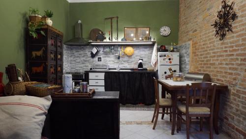 萨尔扎纳Cà toa的一间带炉灶和桌子的厨房(位于客房内)