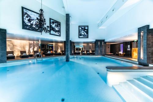 谷雪维尔灵云酒店的在酒店房间的一个大型游泳池