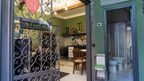 萨尔扎纳Cà toa的厨房设有通往用餐室的门