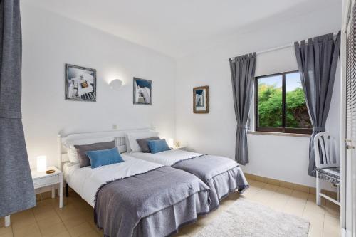 维拉摩拉普拉多高尔夫酒店的白色的卧室设有床和窗户