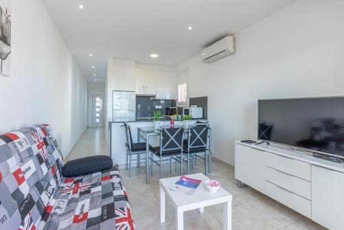 艾姆布里亚布拉瓦Apart-Rent Apartament Bahia 0015的客厅配有沙发和桌子