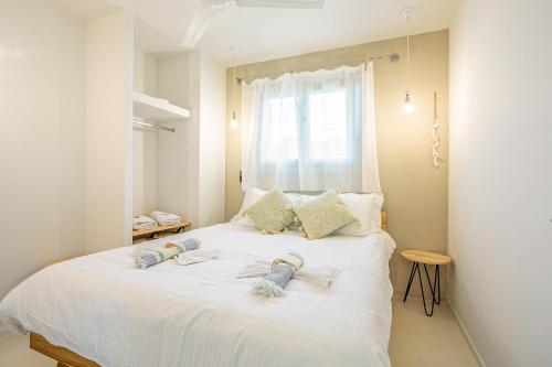 霍里顿Sea and Sun Luxury Pools' Villas的卧室配有一张大白色床和窗户