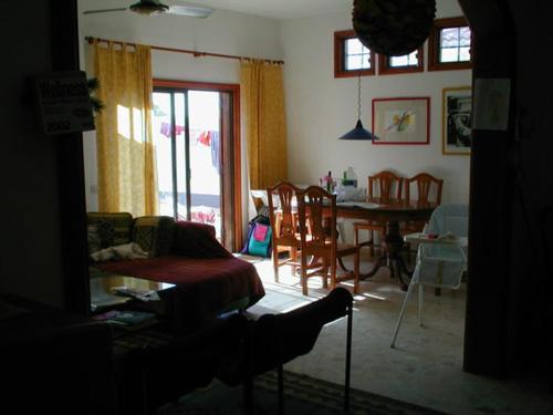 圣伊西德罗CASA FAMILIA - RELAX的客厅配有沙发和桌椅