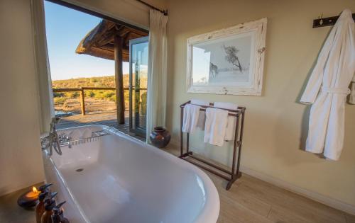 马迪克韦狩猎保护区Impodimo Game Lodge的一间带大浴缸和窗户的浴室