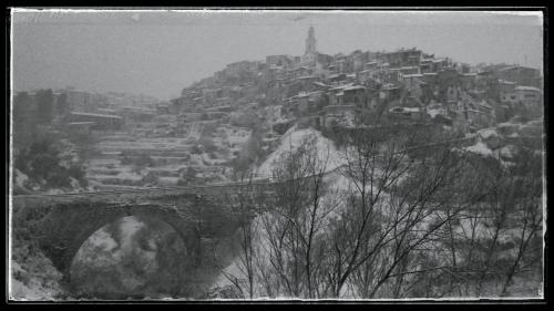 波凯兰特Casa Rural Casa Gimeno的山上小镇的黑白照片