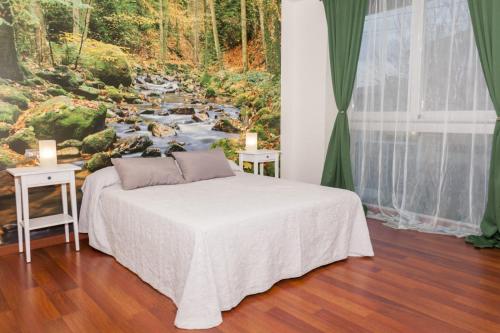 穆尔西亚Chalet de lujo的一间卧室,配有一张带河流绘画的床