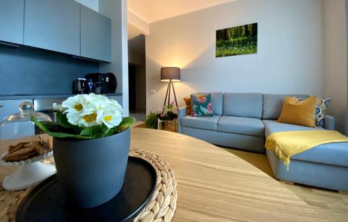 里加Riga A new designed cosy family apartment的客厅,带花瓶的桌子