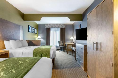 索斯盖特Comfort Suites Southgate-Detroit的酒店客房设有两张床和电视。