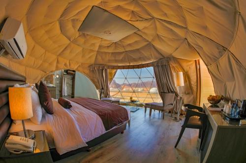 Wadi Rum UFO Luxotel客房内的一张或多张床位