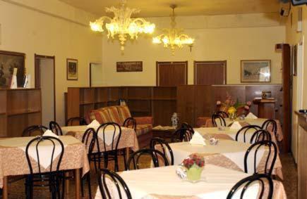 威尼斯安沃酒店的一间带桌椅和吊灯的用餐室