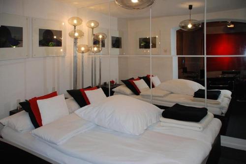 慕尼黑Artist Residence Schwabing的带两张床和镜子的客房