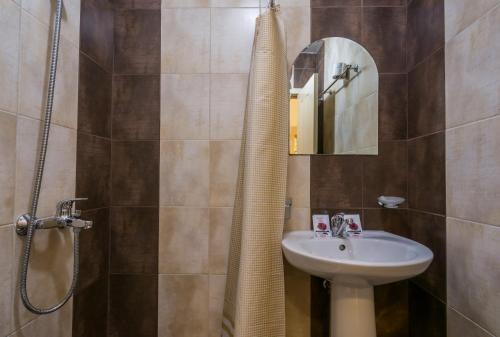 大特尔诺沃Hotel Anhea的一间带水槽和镜子的浴室