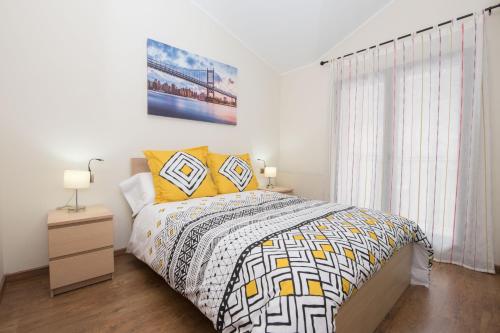 博尔德斯·代瓦里拉Apartamento cerca de Pistas的一间卧室配有一张带黄色枕头的床