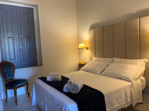 卡坦扎罗Palazzo Samà的一间卧室配有一张床,上面有两条毛巾