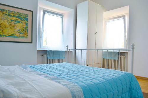 费尔莫拉卡萨德尔阿提斯塔酒店的一间卧室设有一张床和两个窗户。