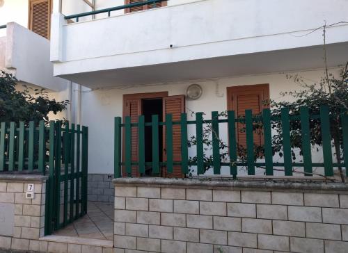 托里德欧索Casa Poesia的前面有绿色围栏的房子