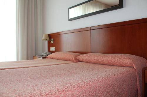 Loop INN Hotel Santiago de Compostela客房内的一张或多张床位