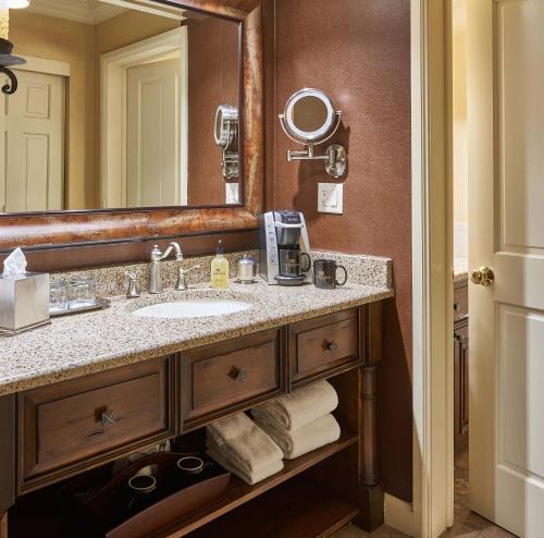 杰克逊沃特酒店的一间带水槽和镜子的浴室