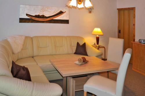 马瑟尔贝格Ferienwohnung "An den Kurwiesen"的客厅配有沙发和桌子