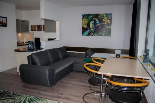 温特贝格Golfhof 7的客厅配有沙发和桌子