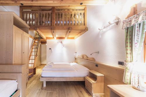 拉比马索科莱尔乡村民宿的带两张床和梯子的客房