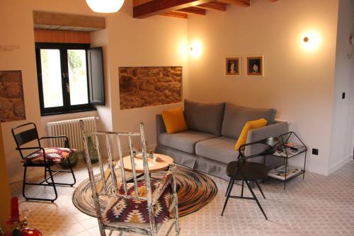 JoveLugar das Marías的客厅配有沙发和桌椅