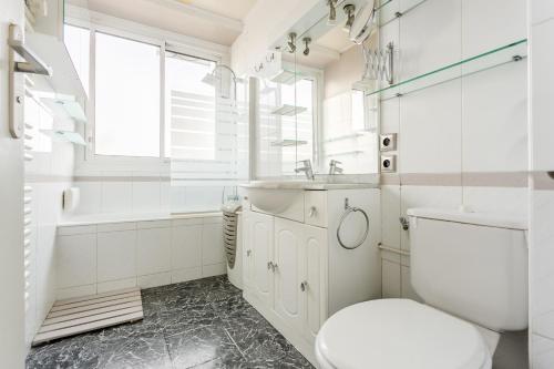 巴黎Appartement Grande Terrasse Vue Tour Eiffel的浴室配有卫生间、盥洗盆和浴缸。