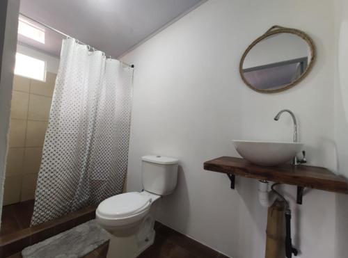 乌维塔Uvita Pirates Hostel的一间带卫生间和水槽的浴室