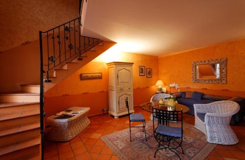 赫黑维尔达多门尼勒城堡酒店的客厅设有蓝色的沙发和楼梯。