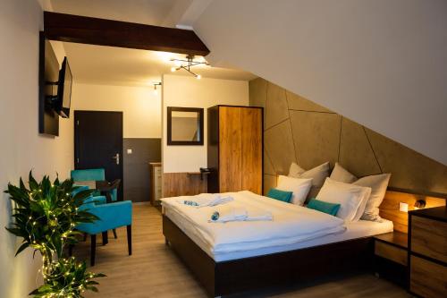 贝谢诺瓦Apartmán Dagmar的卧室配有一张床和一张桌子及椅子