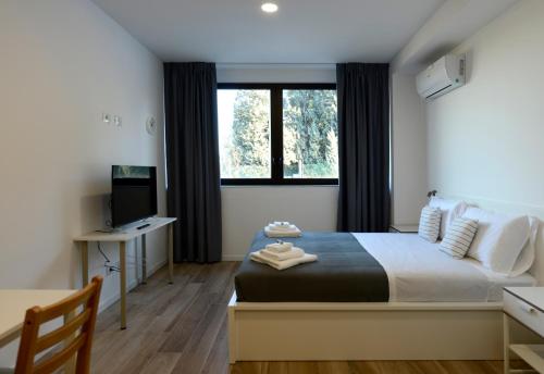 萨索马可尼Agriturismo Tenuta Bettozza的一间卧室设有一张大床和一个窗户。