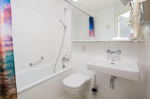 韦斯特洛维瓦尔第酒店的浴室配有卫生间、盥洗盆和淋浴。