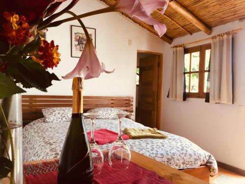 苏克雷塞伦尼塔住宿加早餐旅馆的一间卧室配有一张床和一瓶葡萄酒
