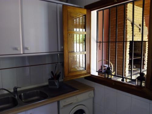 克莉丝蒂娜岛Sol y Mar的厨房配有水槽、窗户和洗衣机
